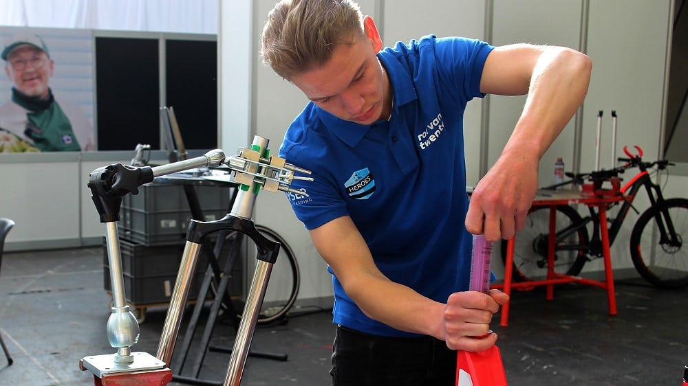 Kay Westhoff van ROC van Twente veroverde in de RAI in Amsterdam de titel beste fietstechnicus van Nederland. (foto's Theo Dekkers)
