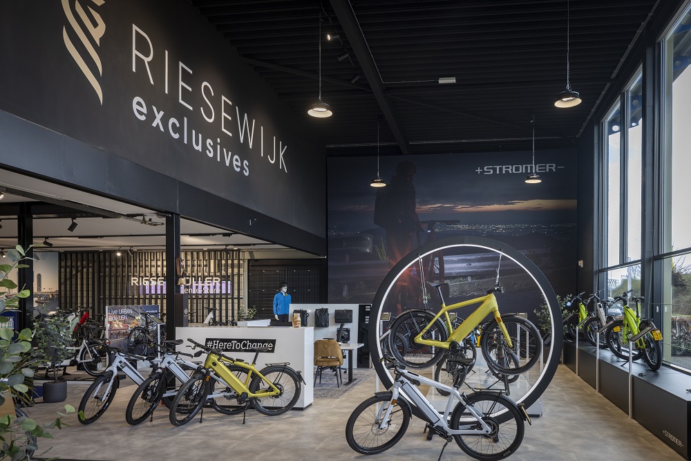 Bij binnenkomst valt eerst de Stromer-hoek op, met een grote afbeelding tot aan het plafond. Opvallend is de verlichte cirkel met het topmodel van Stromer erin, de ST7, een echte eyecatcher. (foto's Koos Groenewold)