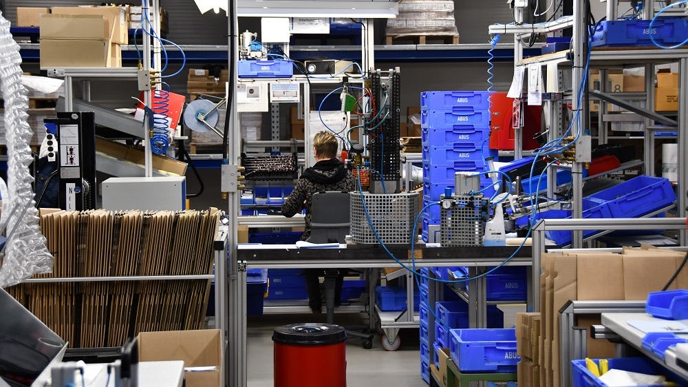 Naast heel veel machines is het ook heel veel handwerk wat de klok slaat bij ABUS.