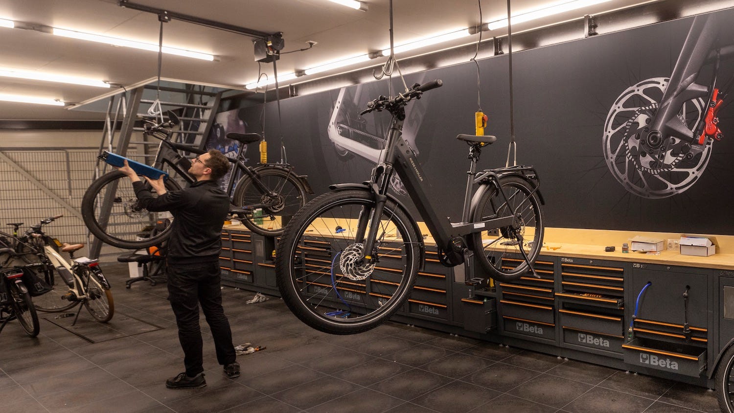 De werkplaats heeft een prominente plaats: “Passend bij deze tijd waarin het onderhouden van fietsen is geëvolueerd tot een vakmanschap dat gezien mag worden.”