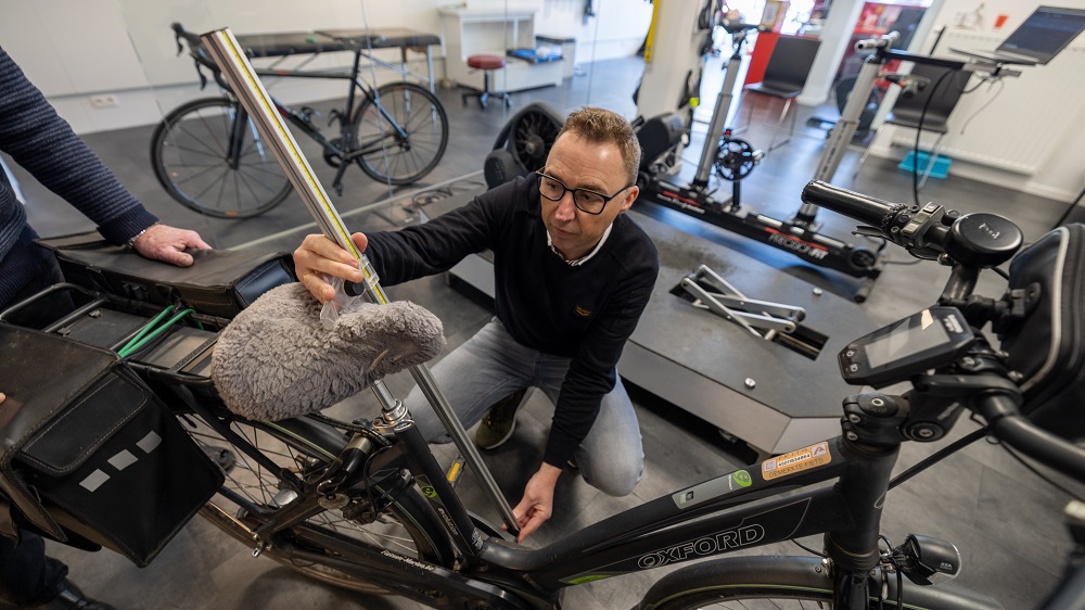 Volgens Jean Luc de Meyer is de exacte zadelhoogte essentieel. Te laag zitten levert zeker bij het fietsen van langere afstanden problemen op. (foto's Peter Roek)