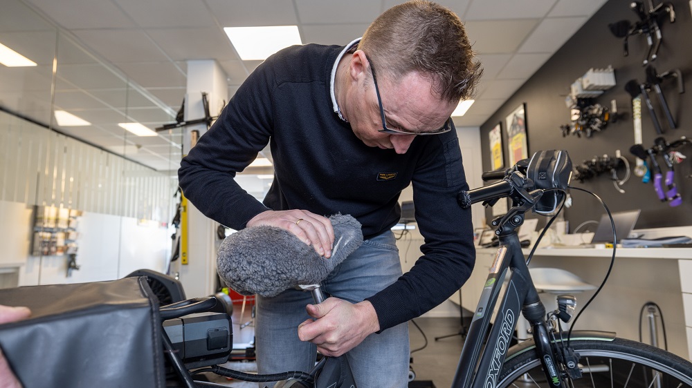 Jean Luc De Meyer: "Een te hoge zit resulteert bij menig fietser in pijn in de schaamstreek."