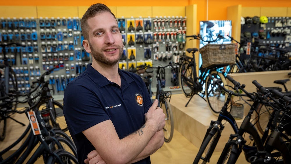 Richard nam de winkel in Swifterbant vijf jaar geleden over toen hij 26 jaar was. (Foto's Koos Groenewold)