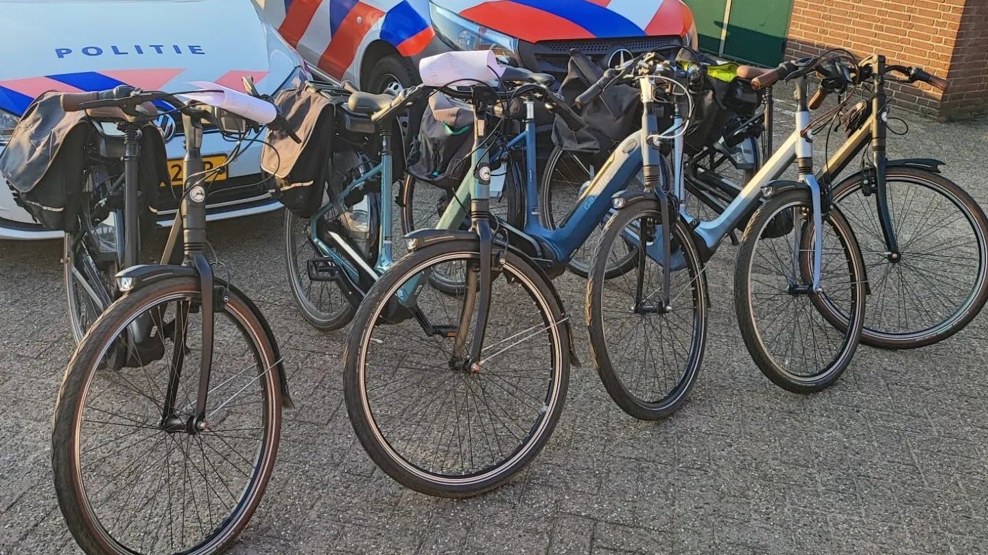 De fietsen die werden teruggevonden in een bestelbusje met vals kenteken: allen Gazelles (foto's Politie Achterhoek Oost)