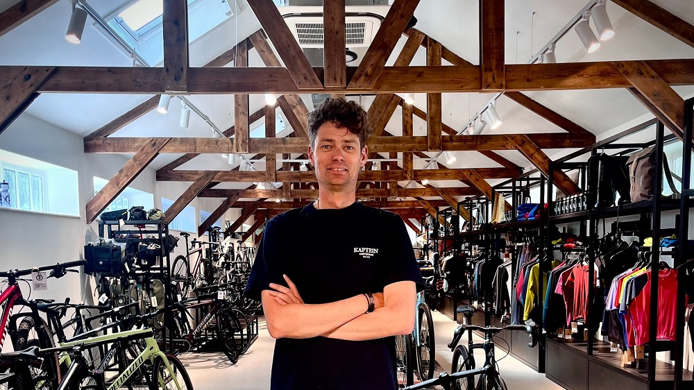 Jeffrey Goudswaard, eigenaar van Kaptein Tweewielers, in de nieuwe winkel in Amsterdam-Zuid.
