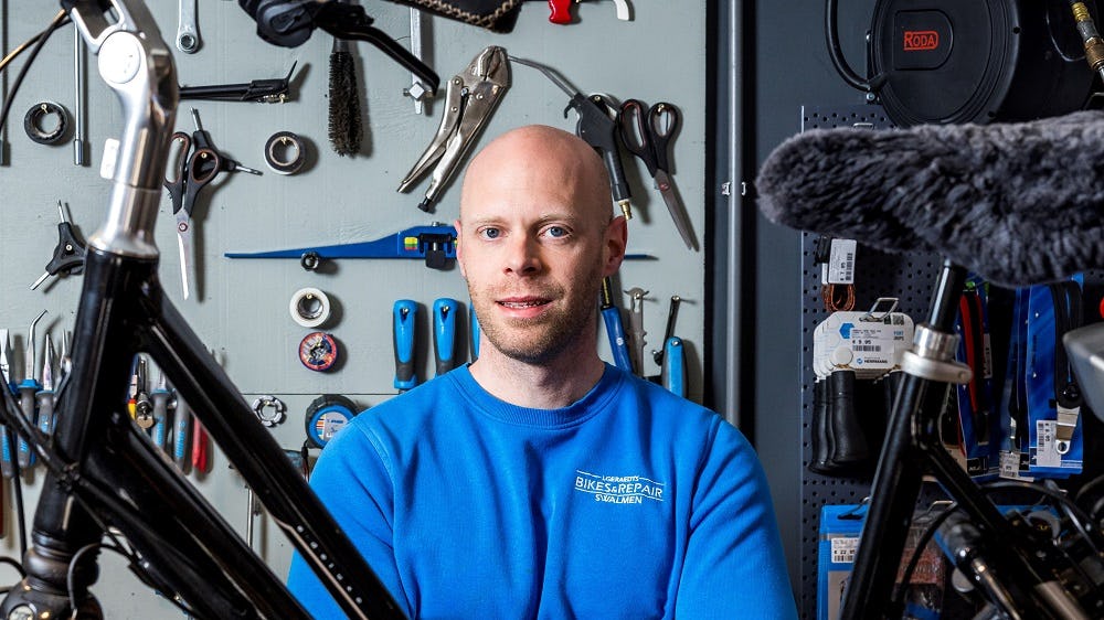 Na de overgang vorig jaar besloot Jan Geraedts meer rust in zijn werkzame leven in te bouwen door één dag in de week de zaak dicht te houden. “Ik wilde meer vrijheid en niet zo gevangen zijn door de openingstijden. Nu heb ik op donderdag de zaak dicht." (foto Marcel van Hoorn)