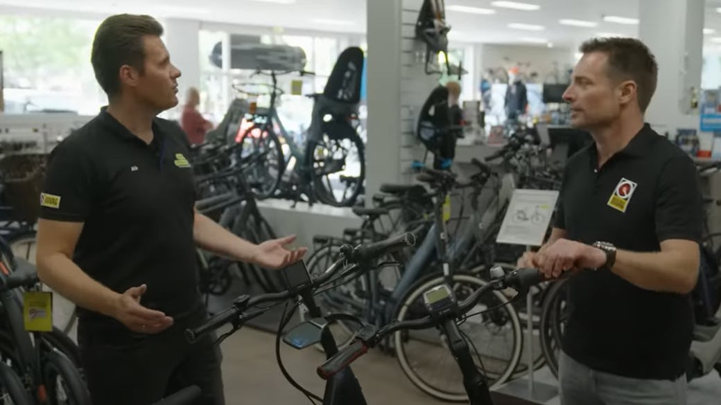 Rik de Bruin (links) legt Sebastiaan Bleekemolen uit waar je op moet letten bij de aanschaf van een tweedehands e-bike.