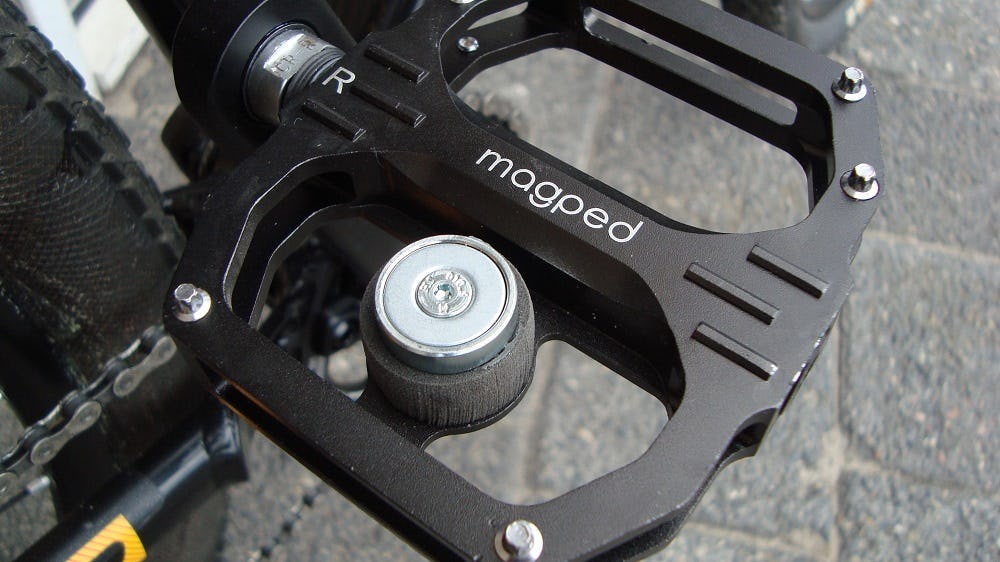 Sportieve fietsers kiezen in de regel voor één van de bekende klik-systemen en voor de wat extremere off-road disciplines zijn platformpedalen de eerste keus. Een alternatief hiervoor is het systeem van Magped.