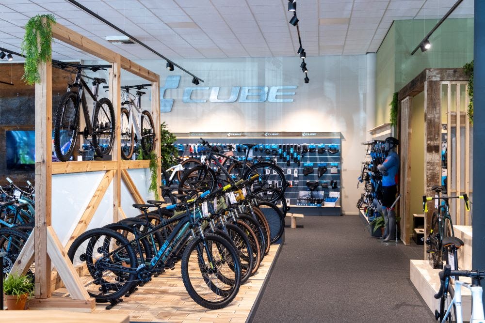 Een vast team verzorgt de inrichting van de CUBE Stores. Voorop staat dat het interieur de ‘groene’ gedachte van CUBE uitstraalt: veel hout. (foto's Koos Groenewold)