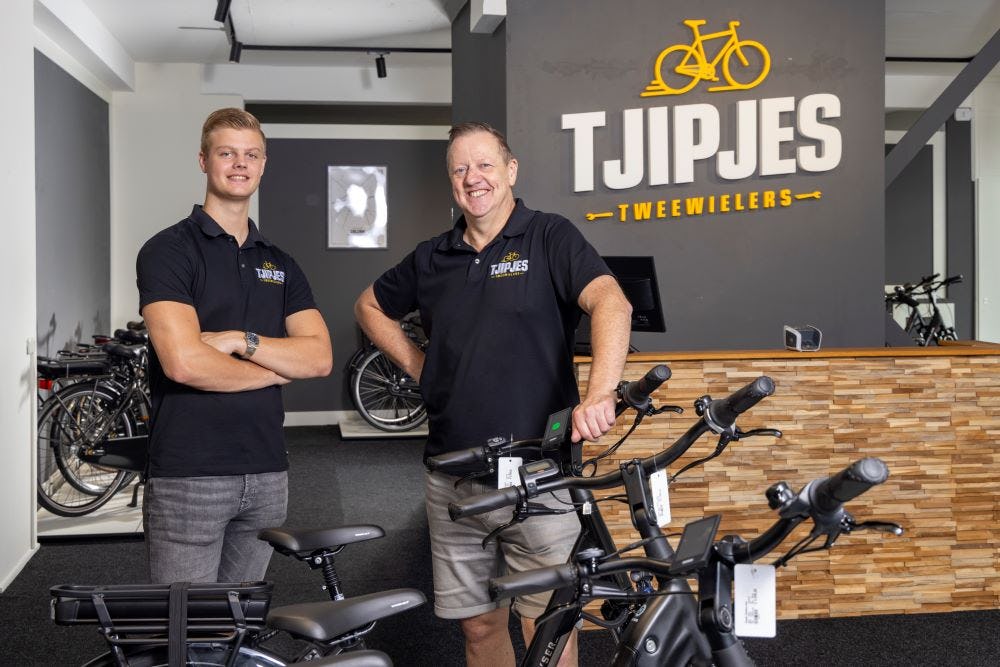 Vader en zoon genieten als eigen ondernemer. Vader Richard: “We zijn zes dagen in de week open. Maar ik geniet iedere dag als ik hier naar toe rijd. Ik heb nog nooit zoveel gewerkt, maar het voelt niet als werken.”   (foto's Koos Groenewold)