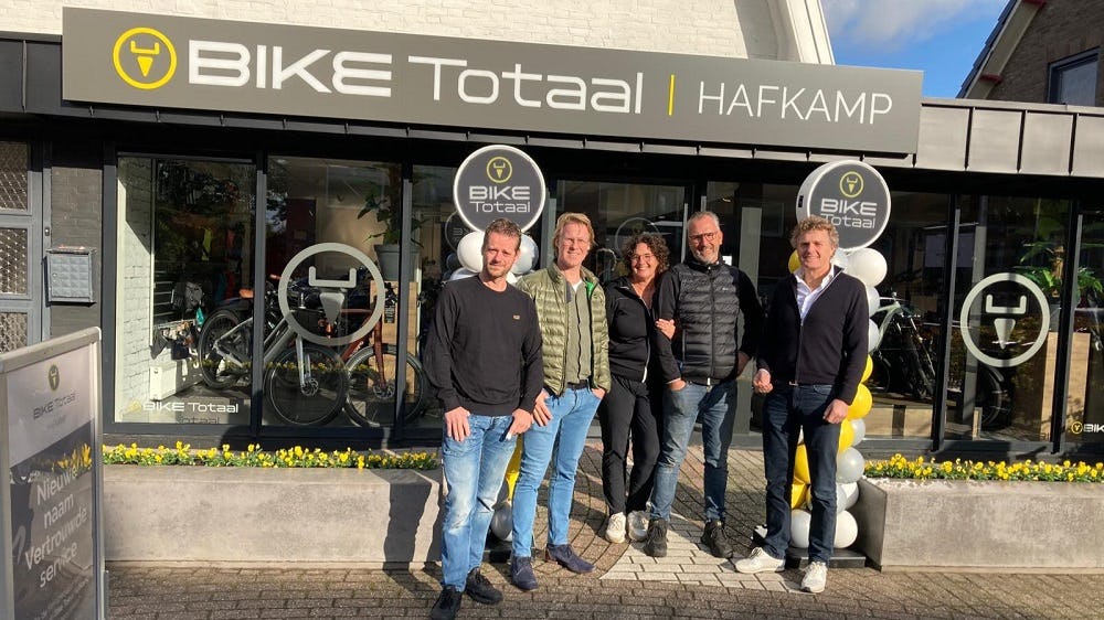 Bike Totaal Hafkamp is een van de eerste twee winkels die zijn aangepast. Links op de foto Olaf Bevers van Hafkamp, uiterst rechts Dynamo-directeur Herman Bramer.
