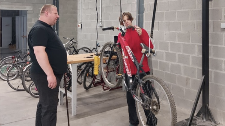 Leerkracht Kris Vissers en leerling Zyge Vanosmael.