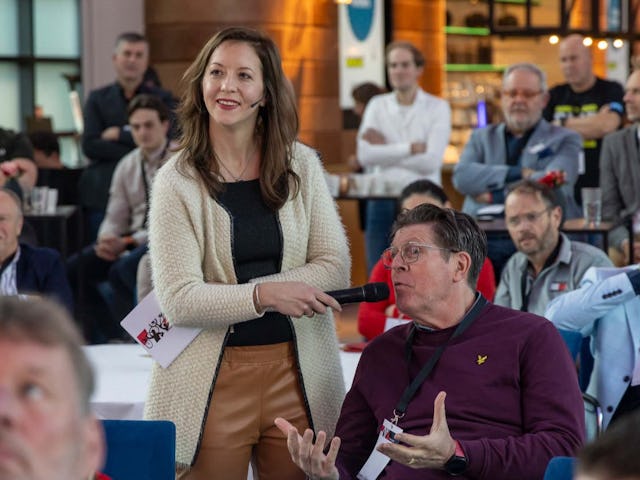 Sandy Nijhuis, vaste presentatrice bij events van Tweewieler, praatte de middag professioneel aan elkaar.
