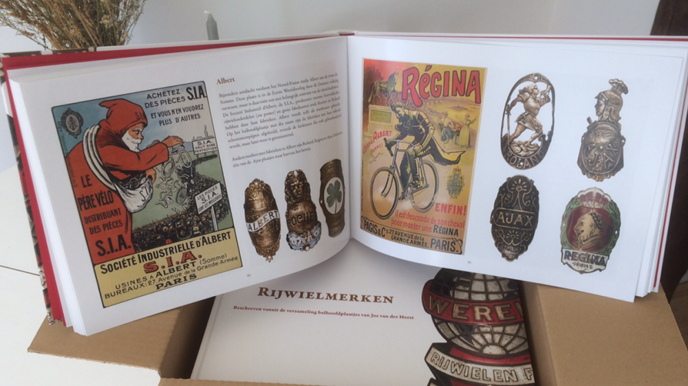 Boek met balhoofdplaatjes belicht historie fietsmerken