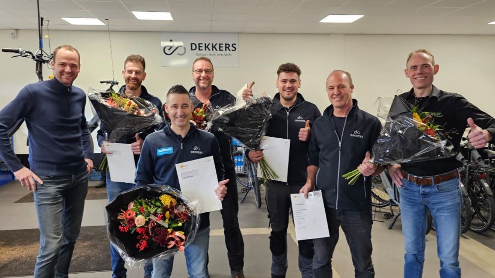 Eigenaar Rob Dekkers van Dekkers Tweewielers met rechts van hem de geslaagde zij-instromers Rene Deenen, Richard Gooren, John Exel, Miel van den Berg en Ron Alards. Geheel rechts staat Mike Jansen van Innovam.