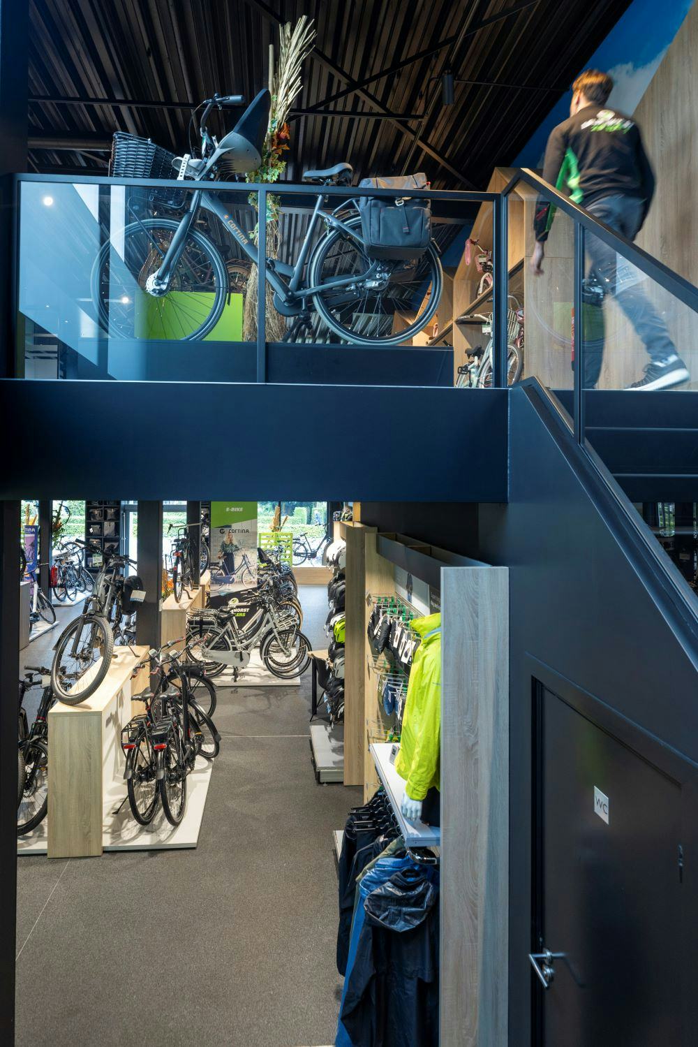 De winkel van Leijenhorst2wielers bestaat uit twee verdiepingen. (Foto's Koos Groenewold)