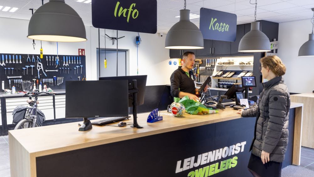 De balie scheidt de winkel van de open werkplaats.