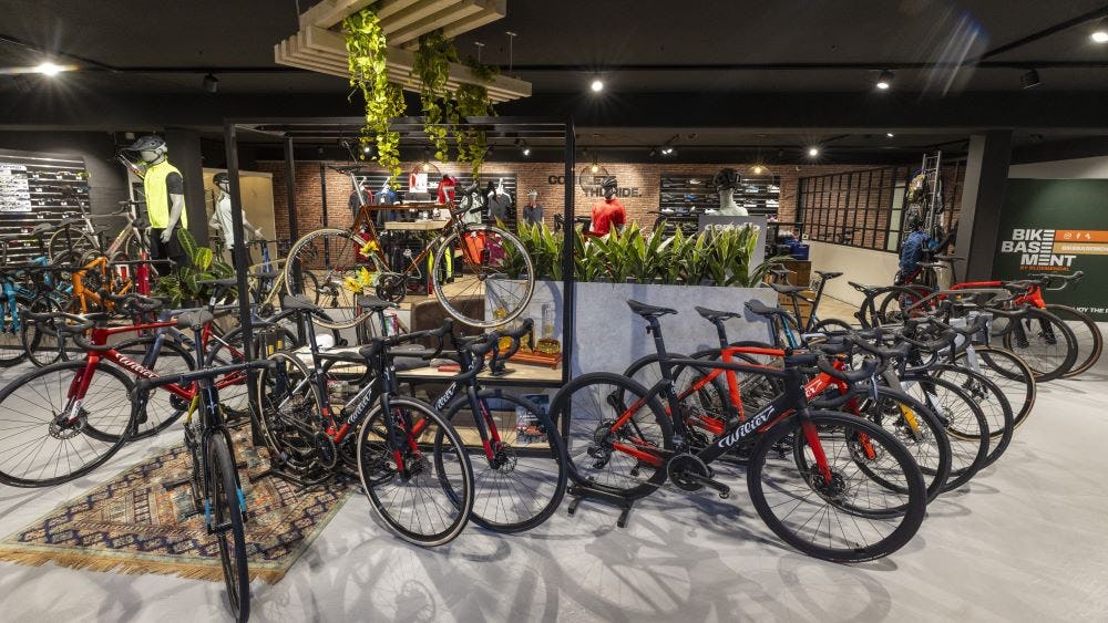 In veel fietsenzaken is verlichting een ondergeschoven kindje. “Doodzonde”, vindt Rardy Spruijt, “want met wat meer aandacht zoals hier geef je je winkel een heel andere uitstraling.”