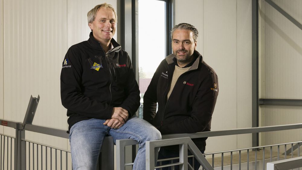 Christiaan (links) en Peter Wiefferink verkoopt door heel Nederland jong gebruikte en elektrische auto’s.  (foto's Robin Britstra)