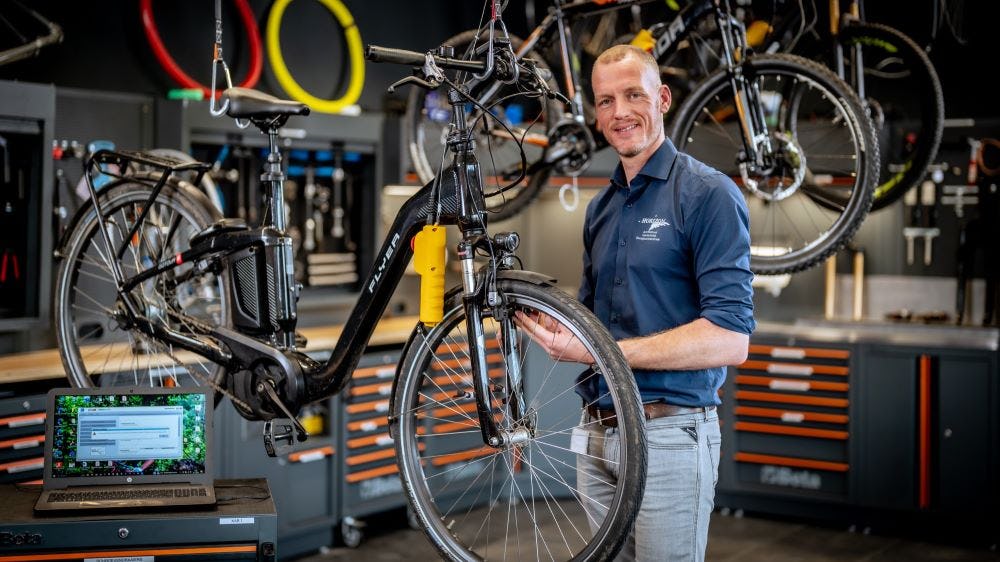Een trotse Jan Bosman aan de slag in het nieuwe fietstechnieklokaal van ROC Horizon in Heerhugowaard. (foto Richard Rood)