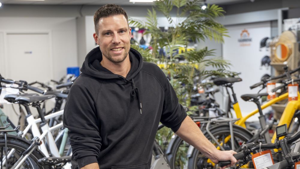 Roy Hammink studeerde commerciële economie en begon daarna als autoverkoper maar is nu heel gelukkig in de fietsenbranche: “Al met al zit ik al zo’n 11 jaar in deze branche en dat bevalt me veel beter.” (foto's Koos Groenewold)