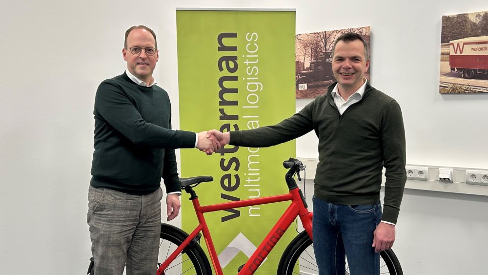 Directeur Lambert van Dieren van Westerman (links) drukt directeur Chris Kruitbosch de hand op de verlengde samenwerking. 