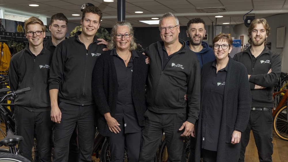 Het team met Age en Tineke van 't Hoff in het midden met derde van links Age van ’t Hoff junior. 