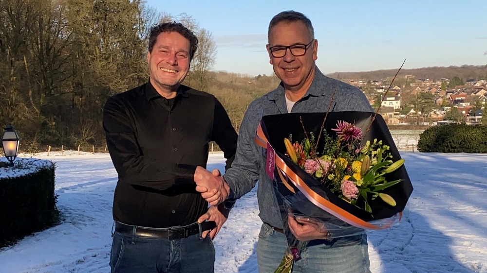 William van Bergen (rechts) krijgt de felicitaties van Maarten Akkers van Jan Kooij. 2-Wielers. Van Bergen blijft na de overname betrokken als bedrijfsleider. 