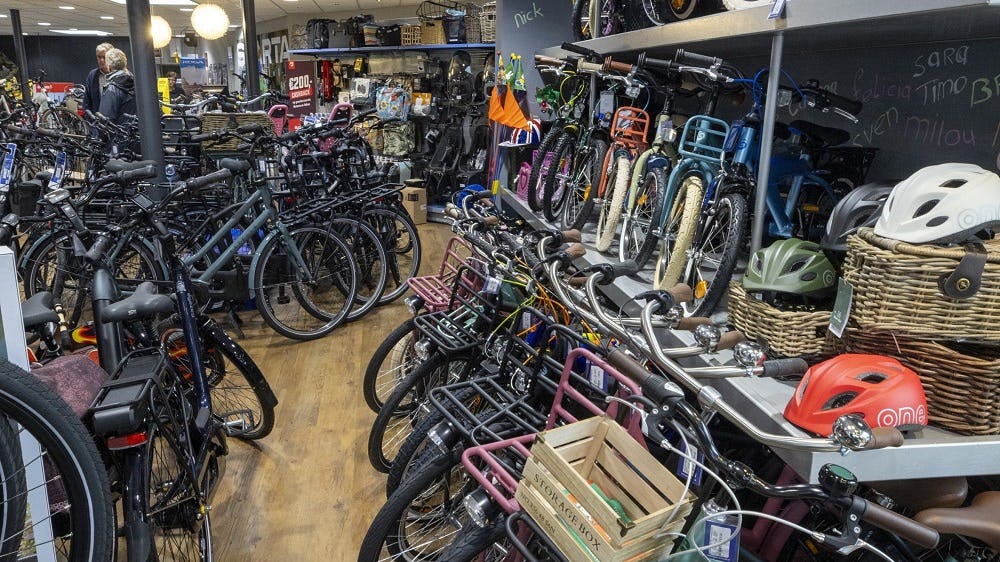 Volgens Ron Haker moet het probleem van de grote voorraden gezamenlijk door fabrikanten en winkeliers opgelost worden.