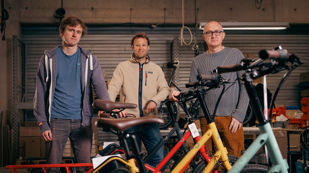 Oprichter Etienne Richelle (rechts) samen met Thinaut Dehem (midden) en Miguel van Damme (links). - Fotografie: Joost de Bock en Bike43
