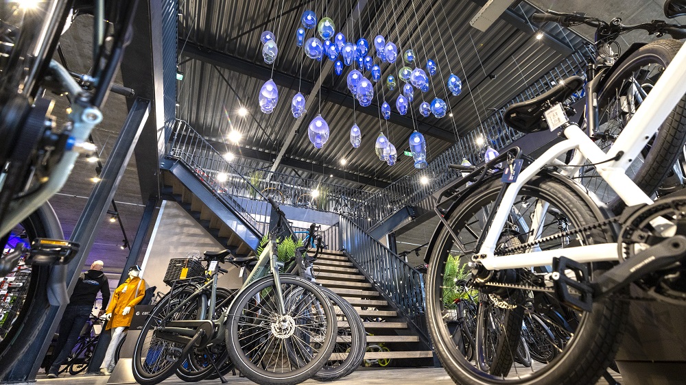 De verlichting is ontworpen en gemaakt door Gert Bullée, meesterglasblazer in Leerdam. “We vonden dat zoiets er in deze omgeving bij past en we houden zelf ook echt van glas. Elke kelk is geblazen en behandeld en er zijn onze kleuren blauw, groen in verwerkt.” (Foto's Koos Groenewold)