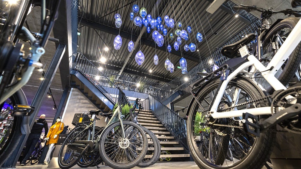 De verlichting is ontworpen en gemaakt door Gert Bullée, meesterglasblazer in Leerdam. “We vonden dat zoiets er in deze omgeving bij past en we houden zelf ook echt van glas. Elke kelk is geblazen en behandeld en er zijn onze kleuren blauw, groen in verwerkt.” (Foto's Koos Groenewold)