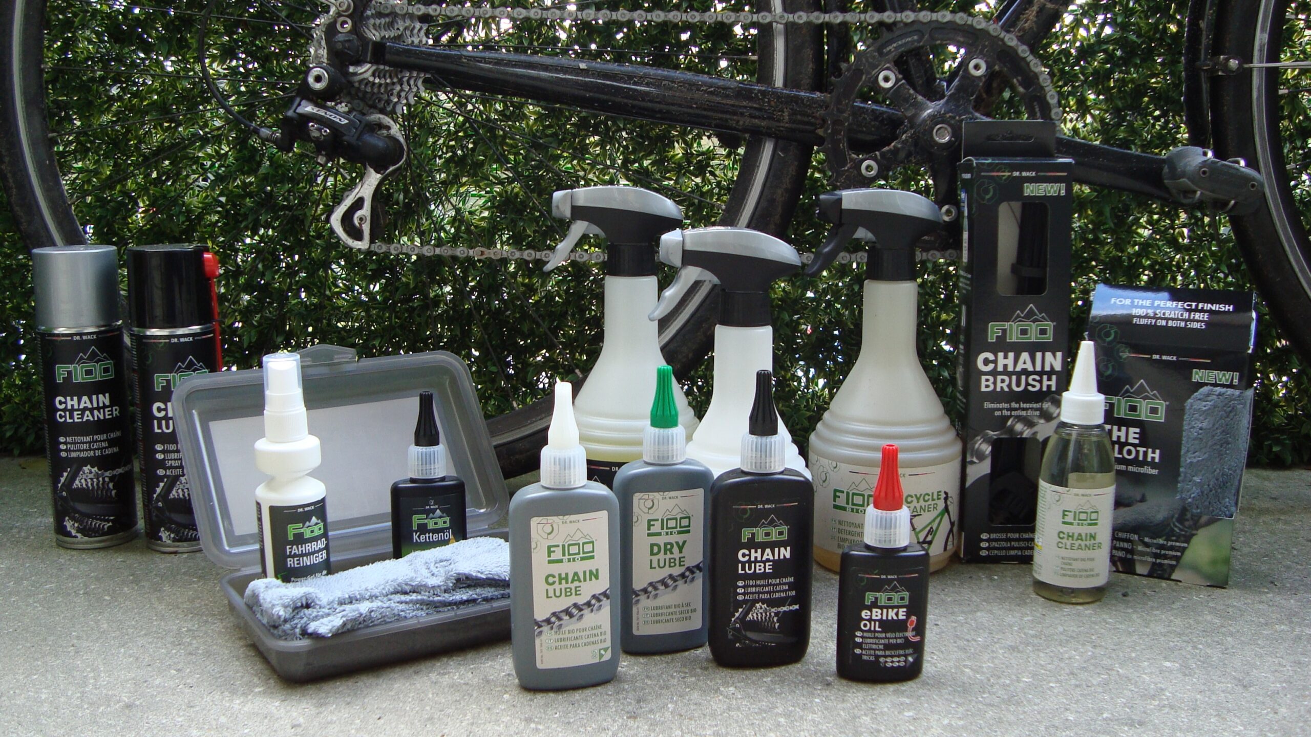 De F100-lijn van Dr. Wack bestaat uit een complete line-up van fietsonderhoudsproducten. De reinigers zijn vriendelijk voor zachte materialen zoals afdicht rubbers en kwetsbare oppervlakten zoals matte lak en carbon. Zo blijft snel reinigen ook gewoon veilig.