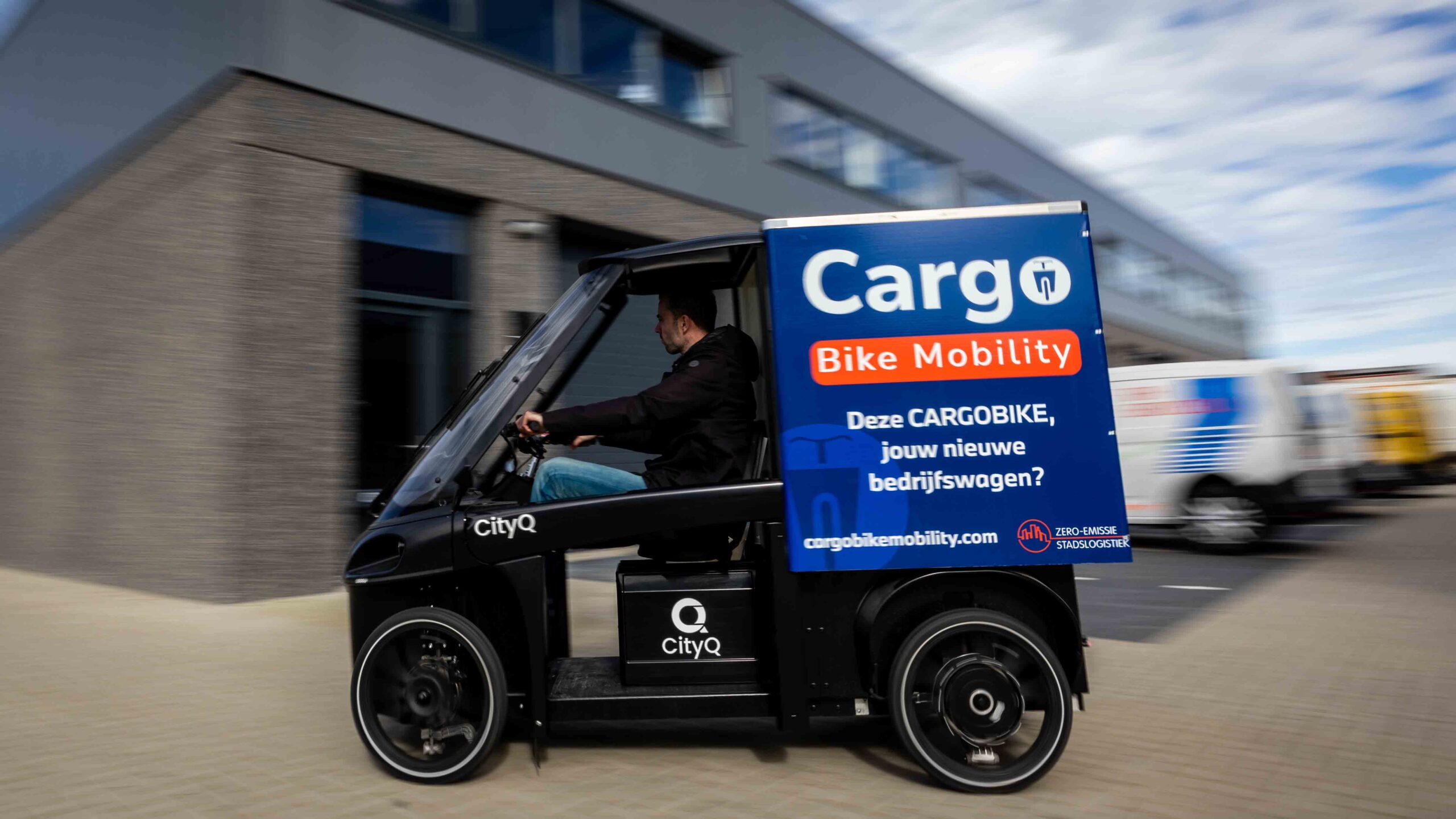 Cargo Bike Mobility opereert vanuit Nieuw-Vennep. Hier zijn uitgesmeerd over drie verdiepingen een werkplaats, showroom en kantoorruimte ingericht. 
(Foto's Diederik van der Laan/Dutch Photo Agency)