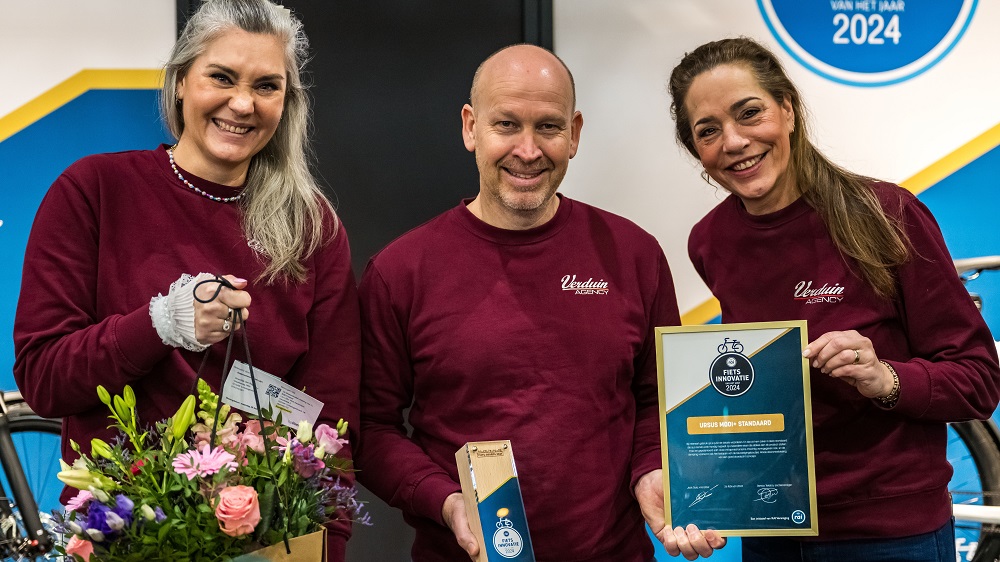 “De erkenning door de Fiets Innovatie Awards is een eer en een bewijs van het streven naar innovatie van Ursus. Het is een trots moment voor ons agentschap en de merken die we vertegenwoordigen”, aldus Edwin Verduin (midden) van Verduin Agency.