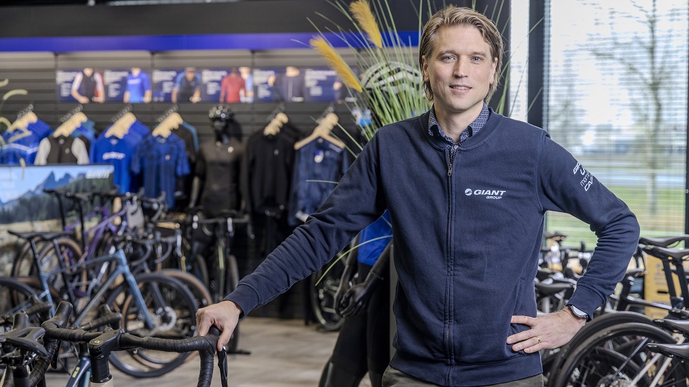 “Fietsen worden steeds complexer. Om dealers te ondersteunen hebben we de laatste twee jaar meer focus op trainingen gelegd. Bovendien komen consumenten in de winkel, zien ze ons merk en zijn ze online actief. Alle vragen beantwoorden we op een positieve manier en altijd via de vakhandel. Dat is een positieve ervaring voor zowel de winkel als het merk. Dat is de nieuwe dynamiek.”