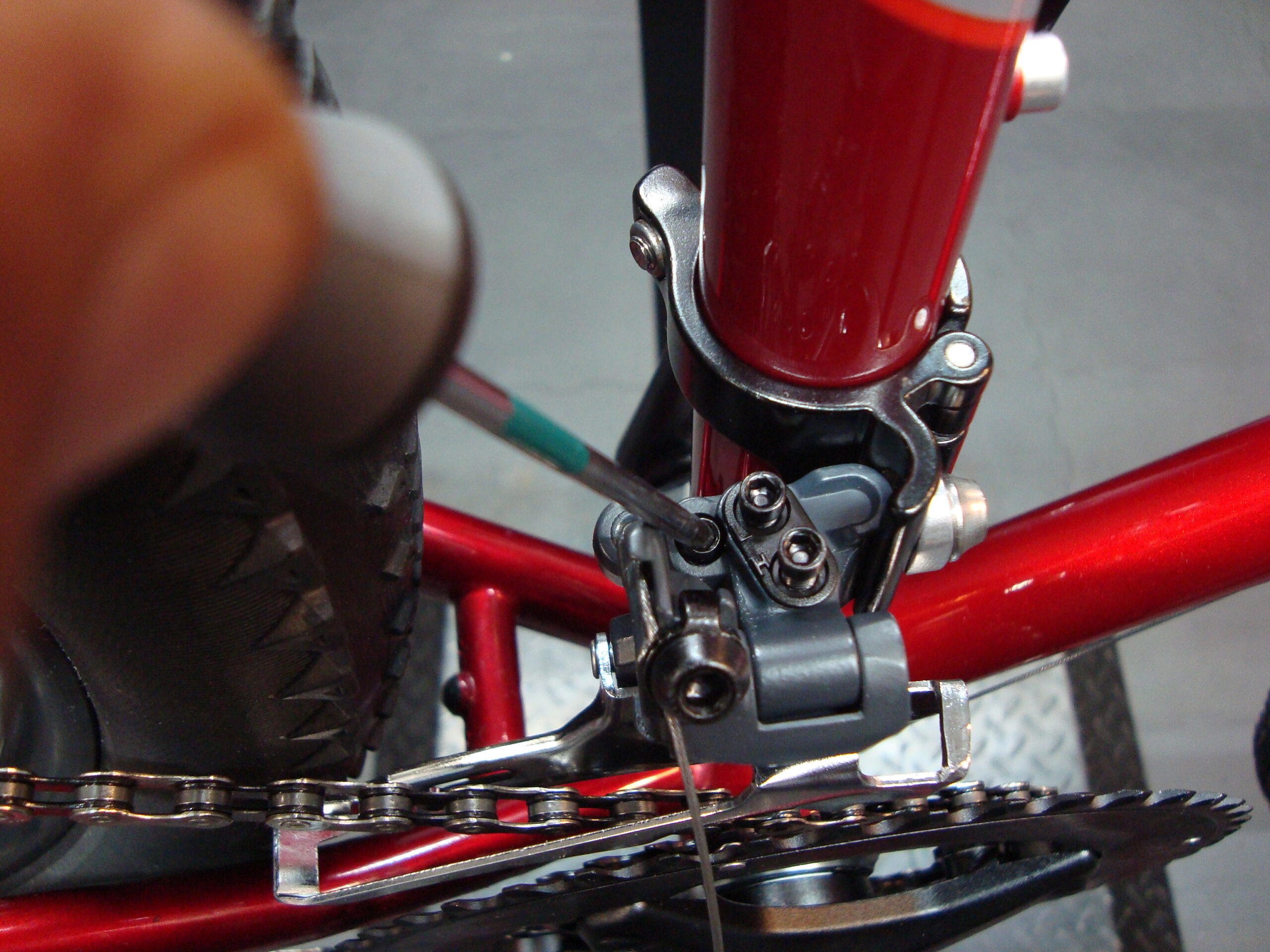 Voor het fijn afstellen van de kabelspanning heeft de Microshift voorderailleur een spanmechanisme wat je met een inbusboutje in kan stellen