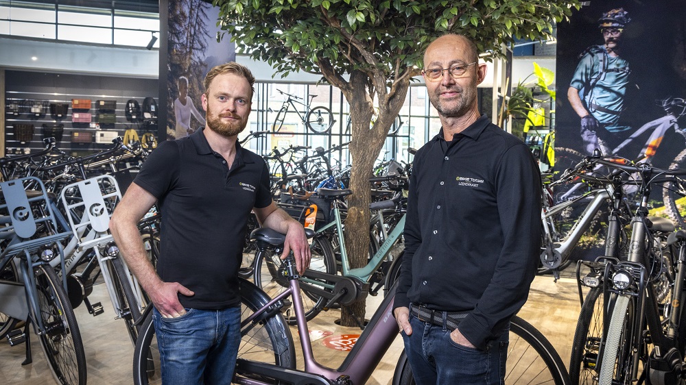 Antheun Stolk (links) en Alex Leensvaart zijn blij met de winkelinrichting: "Door de ronde vorm van de winkelinrichting lopen klanten altijd langs alle fietsen." (foto's Koos Groenewold)