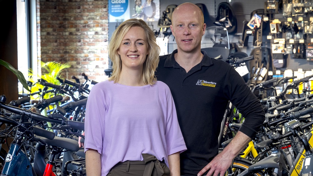 Anja en Robert houden van het klantcontact: “Klanten die hier komen, houden van fietsen. Het is zo leuk om niet alleen de fiets maar ook alles eromheen met ze uit te zoeken. En het is mooi als die klanten weer terugkomen en je enthousiaste verhalen vertellen over hoeveel ze gefietst hebben.”