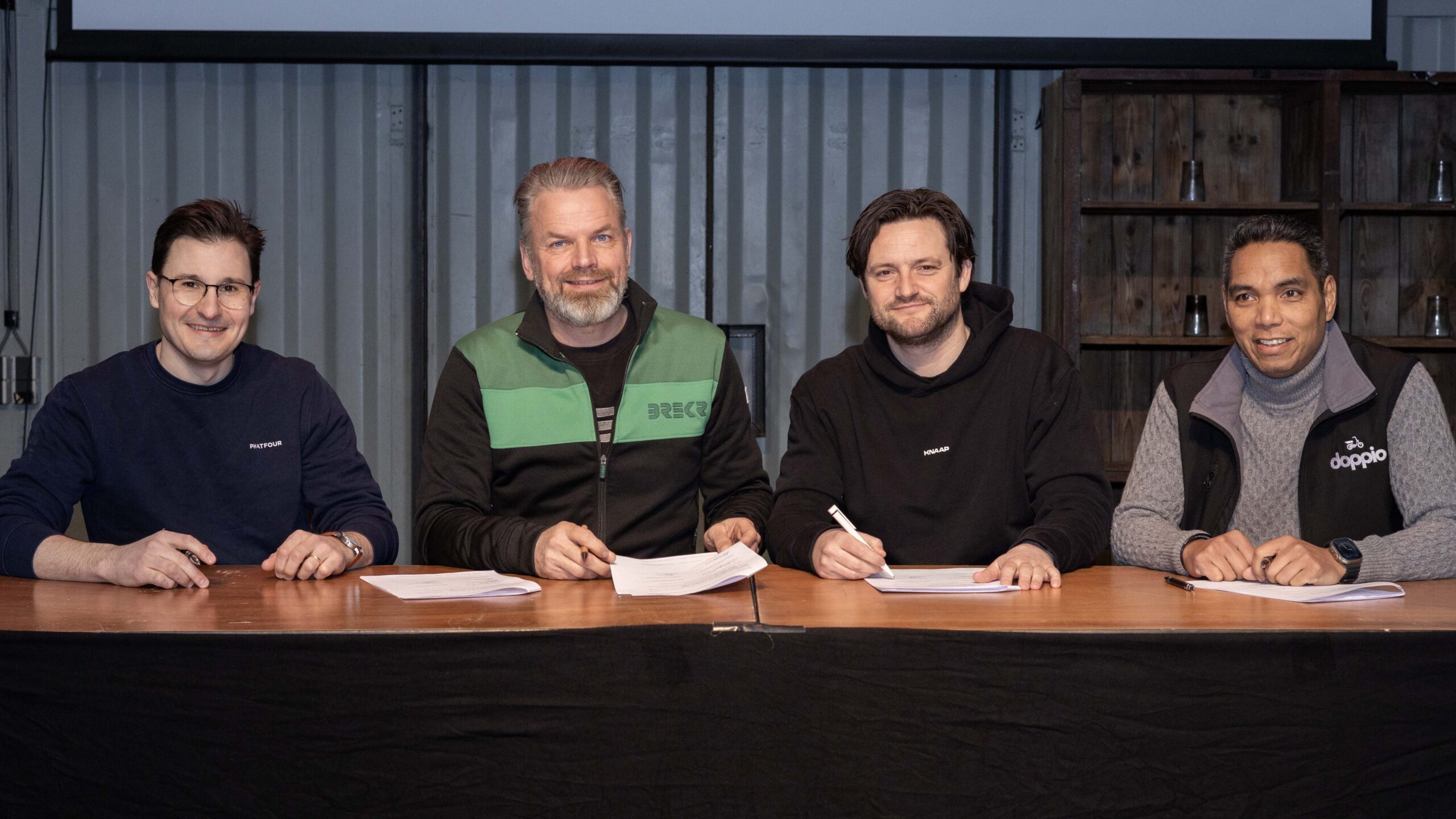 De ondertekenaars van het convenant Veilige Fatbikes Nederland v.l.n.r. Pieter van Beusekom van Phatfour, Niels Willemsen van Brekr, Robin Cats van Knaap en Peter Eiselin van Doppio.