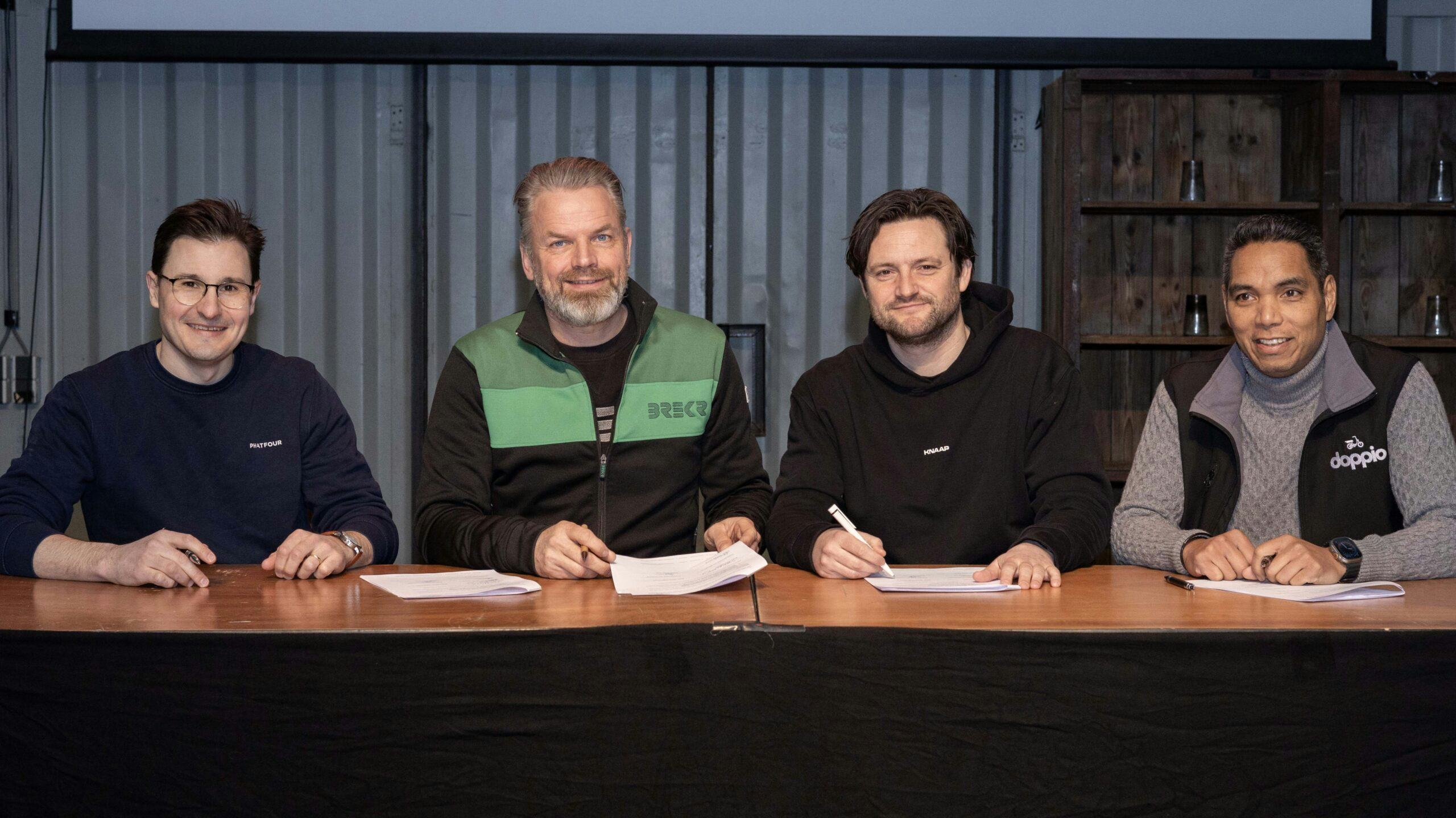 De ondertekenaars van het convenant Veilige Fatbikes Nederland v.l.n.r. Pieter van Beusekom van Phatfour, Niels Willemsen van Brekr, Robin Cats van Knaap en Peter Eiselin van Doppio.