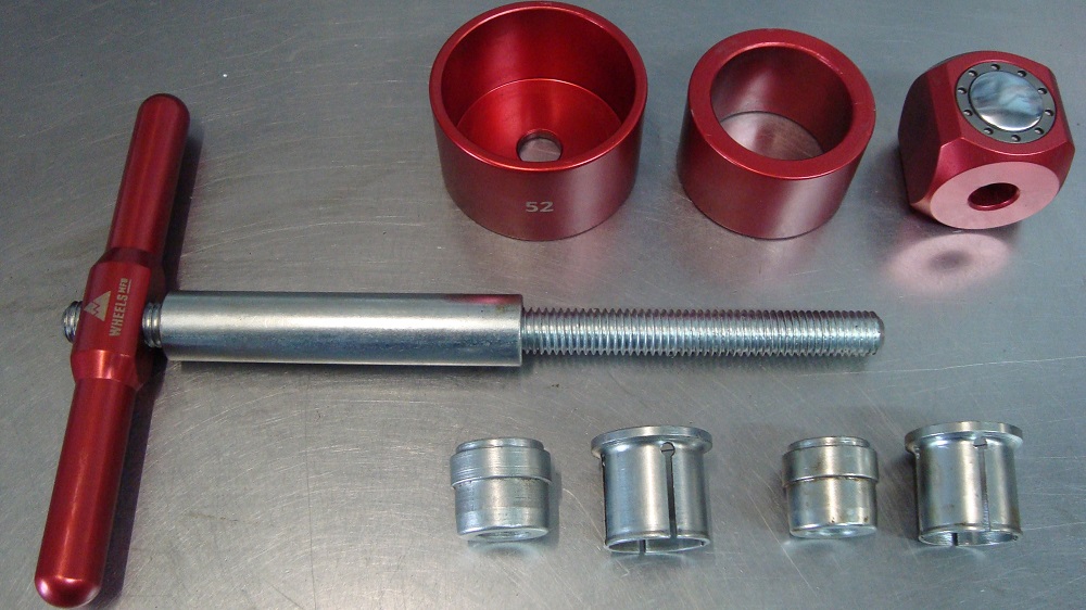 Met dit gereedschap van Wheels Manufacturing pers je veilig alle moderne
trapas lagers uit het bracket.  
