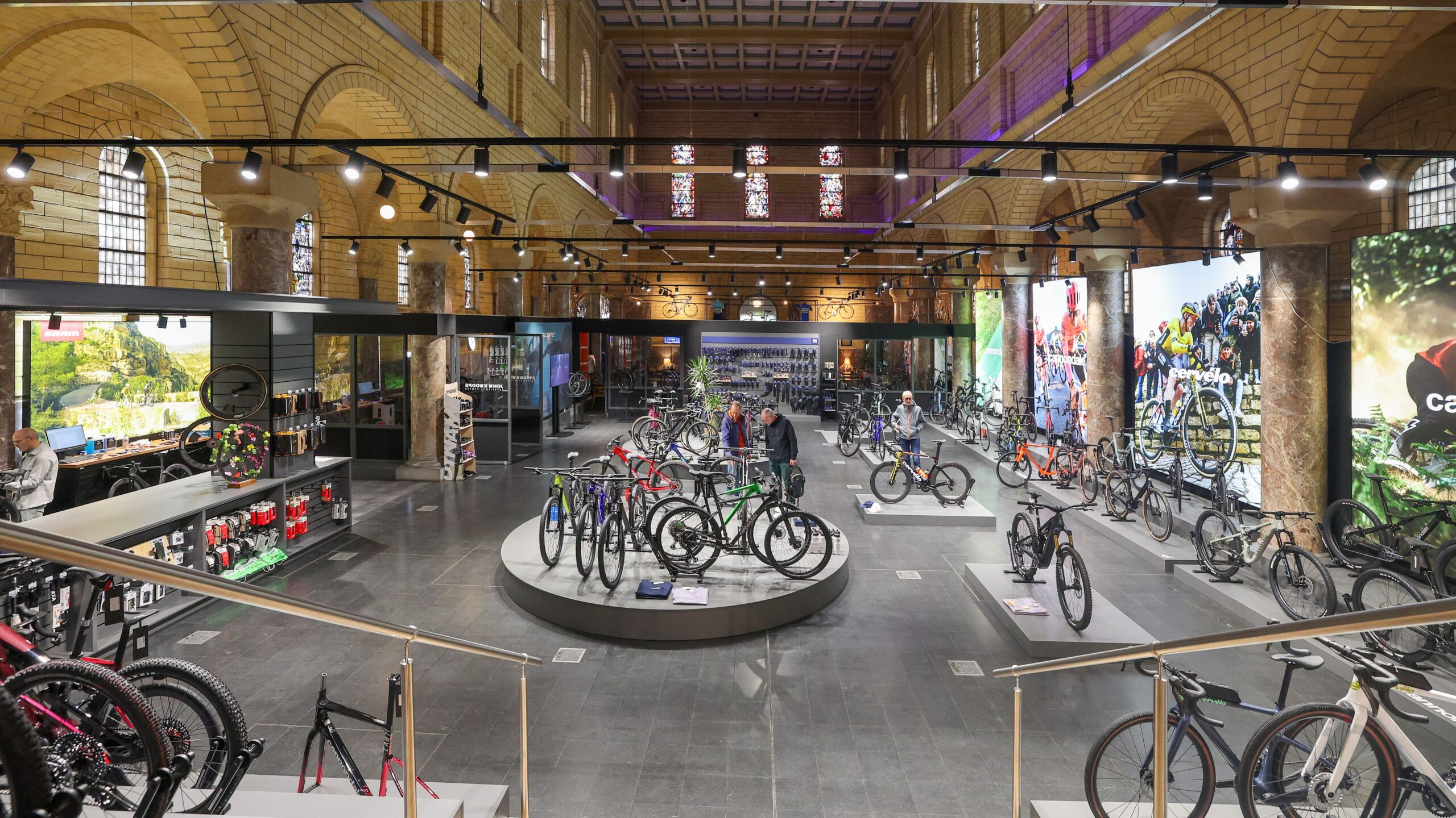 De kerk is monumentaal en mocht niet zomaar worden aangepast. Dit betekent dat de hele winkel modulair is gebouwd, dus zonder dat er een schroefje de muur is ingegaan. Foto: Bert Jansen
