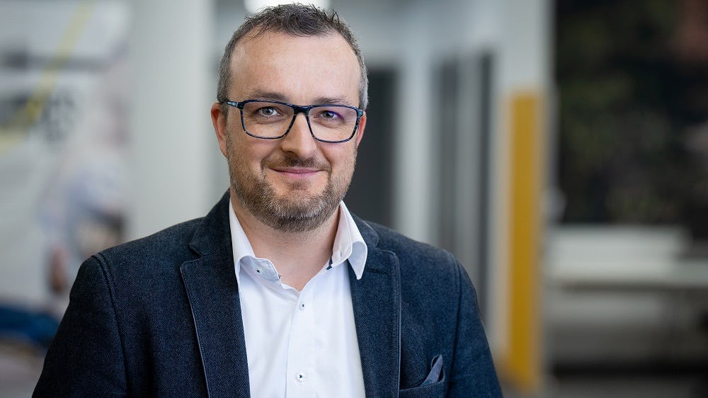 Timo Kieninger, directeur marketing en sales bij MBPS, ziet de ontwikkeling als een kans voor klanten: "Met het nieuwe serviceportaal zetten we de integratie van steeds meer digitale diensten en processen in het myMBPS-portaal voor onze klanten consequent door, waar we al sinds 2019 mee bezig zijn."
