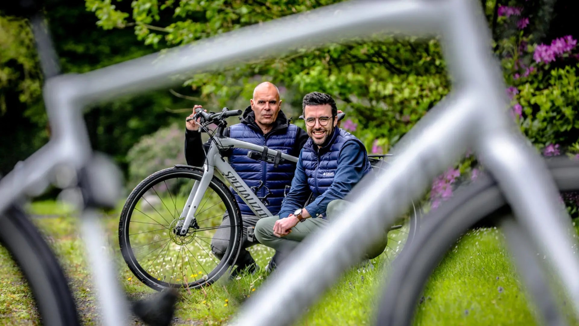 Oud-wielrenner Peter Van Petegem (l) is ambassadeur van de Fietsomnium-verzekering. Foto: Callant