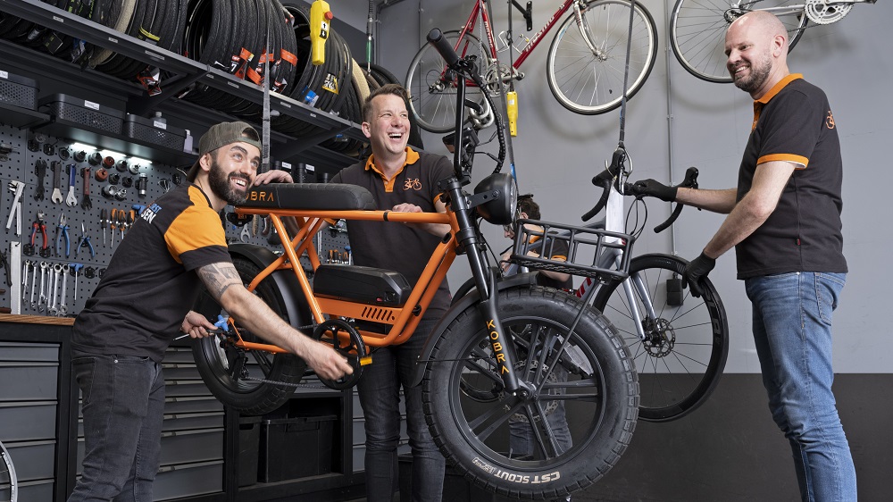 "Iedereen heeft z'n eigen achtergrond en interesses en die combinatie werkt goed", aldus ondernemer Ray van de Kamp (midden) met Kris links en Guido rechts. (foto Peter Arno Broer)