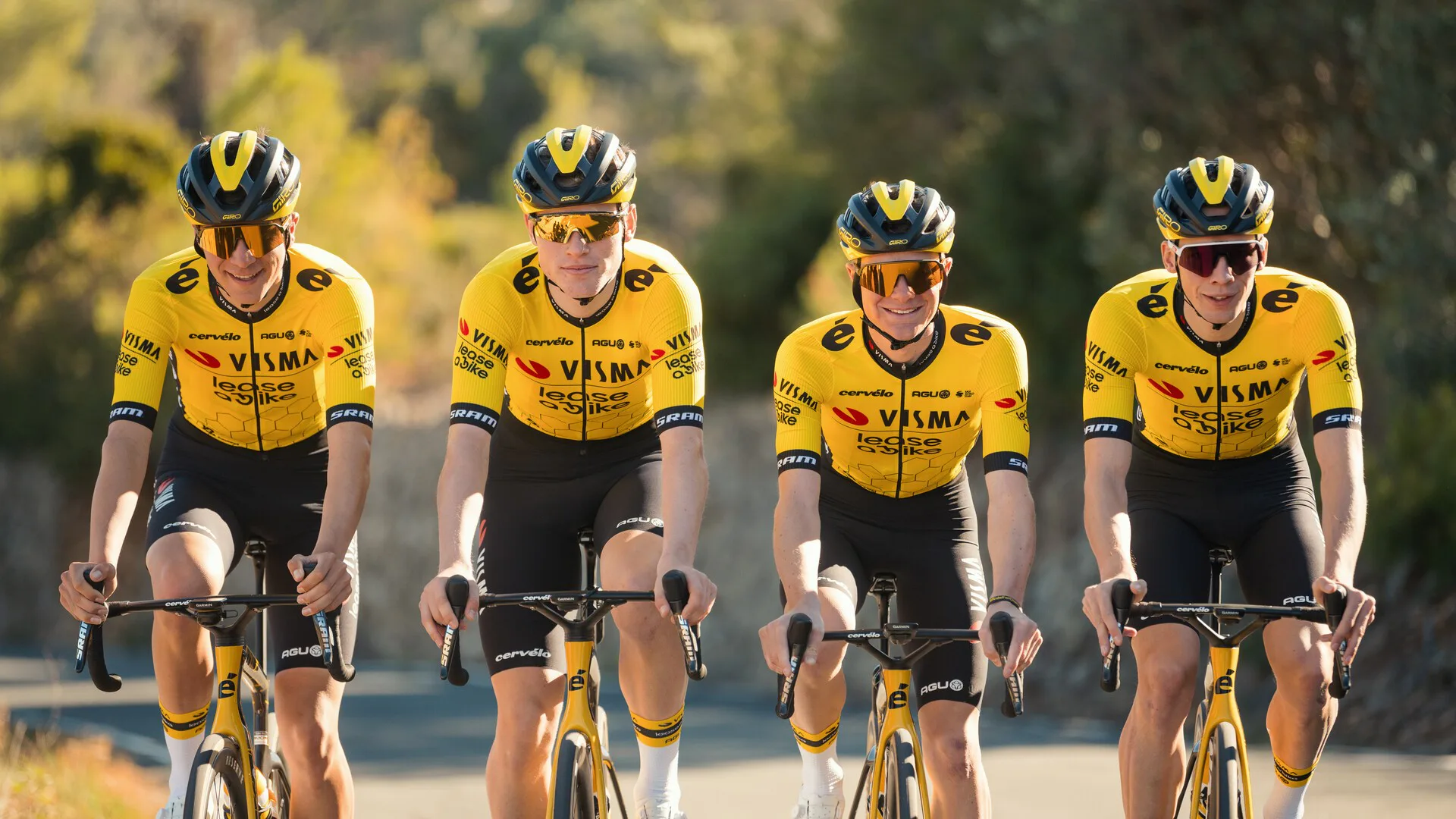 De sponsoring van de wielerploeg Visma | Lease a bike zorgt voor internationale bekendheid van het merk AGU. (Foto Visma-Lease a Bike/Bram Berkien)