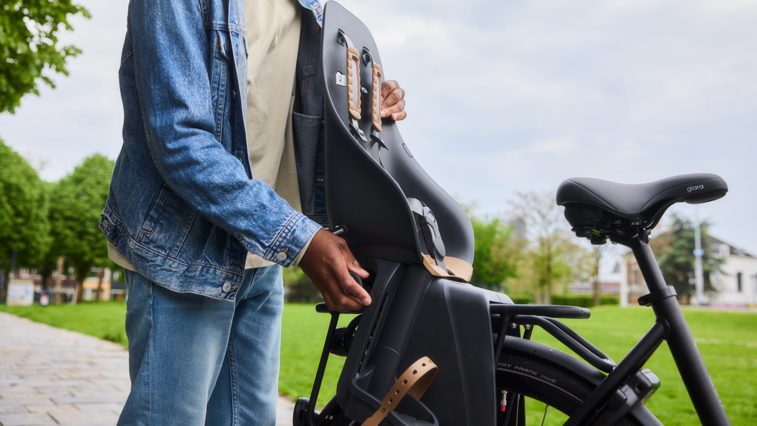 Het Easyfix-achterzitje kan ook gemakkelijk van de bagagedrager worden afgehaald. Foto: Urban Iki.