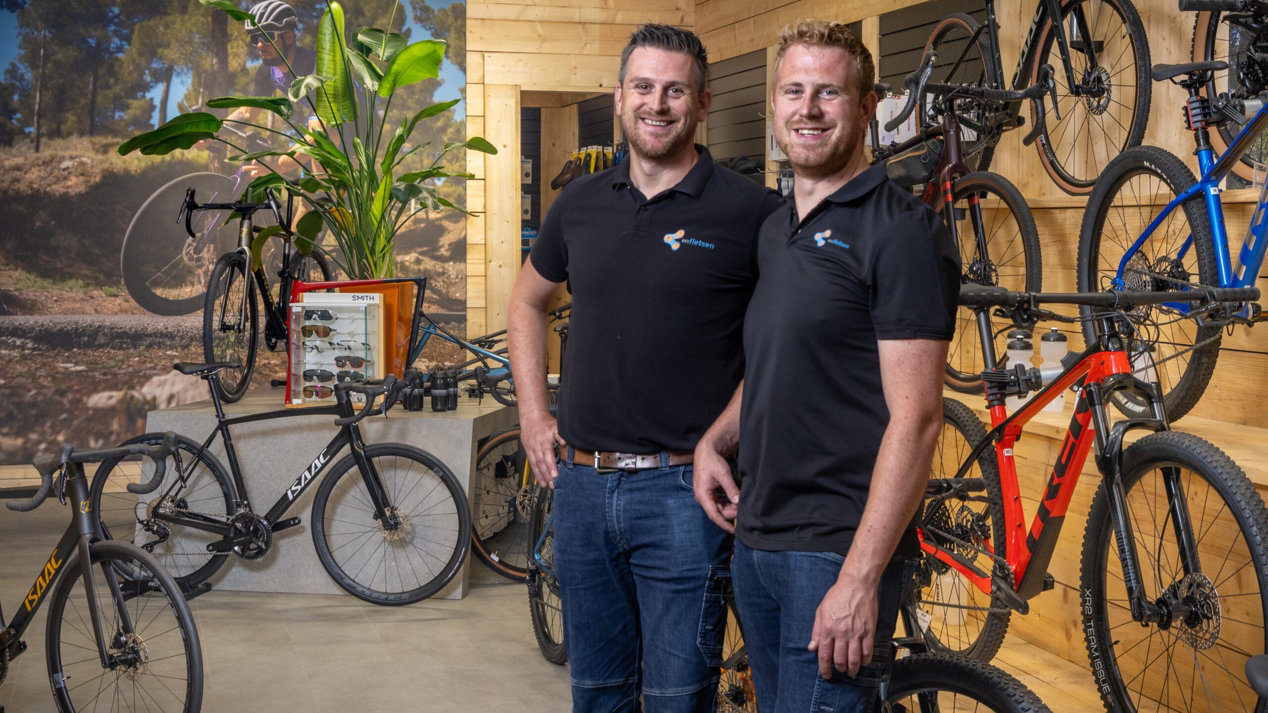 Marten (links) en Richard Treep vullen elkaar met ieder hun eigen werkervaring en persoonlijke kwaliteiten prima aan en weten zo een succes te maken van de winkel.