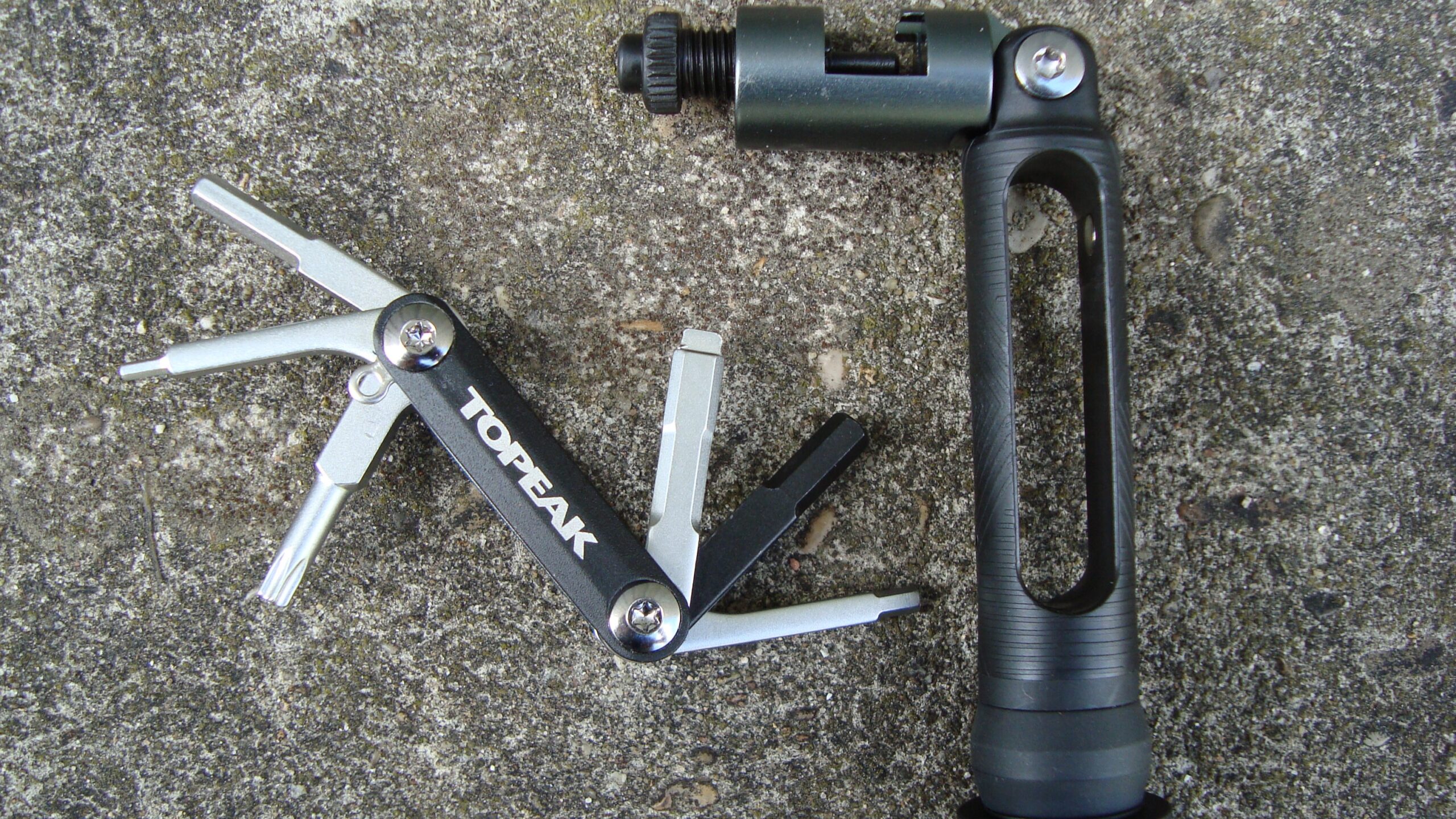 Met de Topeak BB HIDE 'N TOOL kun je alle reparaties onderweg prima oplossen. Door deze multi-tool in de as van het crankstel te plaatsen, creëer je op een andere plek wat meer ruimte voor het opbergen van bandreparatie gereedschap bijvoorbeeld. 